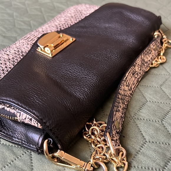 - Kenneth Cole Snake Front Handbag. - Picture 5 of 16